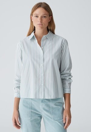 Hellblau- und weiß gestreifte Button-down-Hemd mit Kragen, langen Ärmeln und hochgerollten Manschetten. Glattes Baumwollmaterial, lässige Passform.