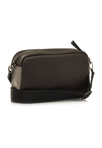 Bolso de cuero negro con un acabado texturizado, forma rectangular, cierre con cremallera y una correa de tela negra contrastante. Acentuado con herrajes plateados.