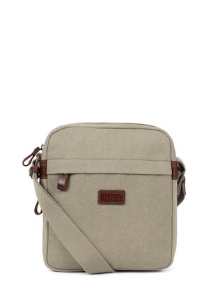 Sac bandoulière beige en toile avec sangle réglable, poche avant zippée, patch de marque en cuir marron et tirette de fermeture éclair.