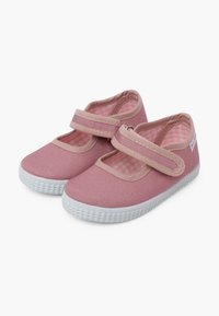 Zapatillas de lona rosas con una correa de Velcro, suela de goma blanca y un forro de cuadros. Punta redondeada y diseño plano.