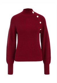 Raudonas megztinis su funnel tipo kaklu, ilgomis rankovėmis ir trimis dekoratyvinėmis baltomis sagomis ant kairiojo peties. Visame megztinyje yra raukšlėta tekstūra.