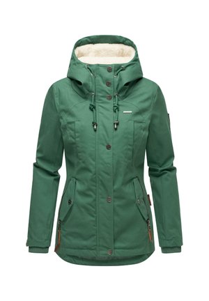 Groene geïsoleerde jas met een faux fur-voering aan de capuchon, knoop- en trekkoordsluitingen, twee zijzakken en geribbelde boorden.