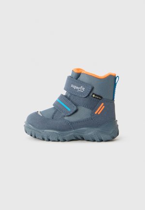 Barnets mørkegrå og orange vinterstøvle med to velcroremme, robust sål, blå trækkehank og Gore-Tex mærkat for vandtæthed.