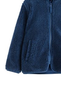 Marineblaue Fleecejacke mit Reißverschluss, strukturierten Oberflächen und Seitentaschen. Verfügt über eine Kapuze und ein weiches, warmes Material.