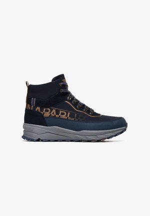 Sneaker alta navy con tomaia in suede e tessuto, chiusura con lacci, dettaglio del logo, suola in gomma e suola grigia a contrasto con motivo antiscivolo.
