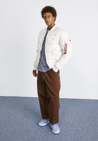 Alpha Industries MA-1 PUFFER BOMBER - Bombera - jet stream white