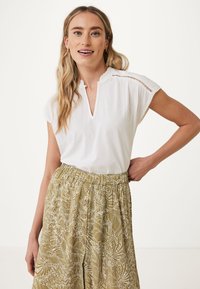 Mexx RUFFLE NECK IN DOBBY - Bluse - off white
