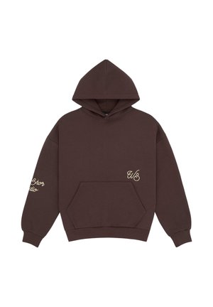 Bruine capuchontrui met voorzak en beige scriptlogo's op de borst en linker mouw.