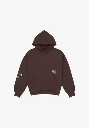 Hnědá mikina s kapucí, s klokaní kapsou vpředu a béžovými nápisy na hrudi a levém rukávu.