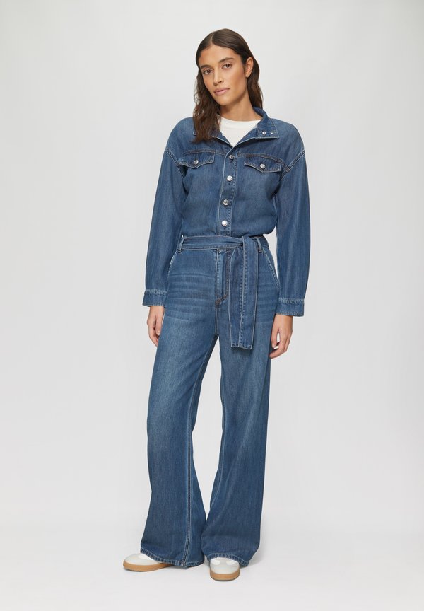MIT GÜRTEL UND ÜBERSCHNITTENEN SCHULTERN - Jumpsuit - blau