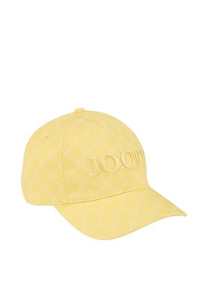 Casquette jaune avec un motif texturé et un logo « JOOP ! » en relief à l'avant. Elle possède une visière incurvée et une sangle réglable à l'arrière.