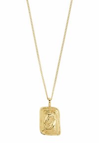 Collar con colgante de oro que cuenta con un charm rectangular texturizado, con intrincados diseños y una cadena fina y delicada.