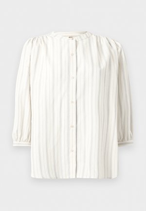 Blusa blanca de manga larga con finas rayas verticales, escote redondo, cierre frontal con botones y hombros y puños fruncidos.