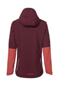Giacca bordeaux con cappuccio, maniche corallo a contrasto, dettagli riflettenti e una texture liscia. Presenta un logo sull'orlo inferiore.