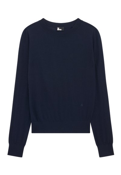 Maglione a maglia blu navy con scollatura tonda, maniche lunghe, polsini e orlo a costine. Presenta un piccolo logo nella parte inferiore sinistra della parte anteriore.