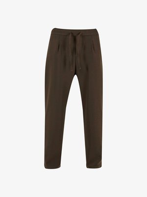 Pantaloni de trening maro cu talie elastică și șnur ajustabil. Au un croi drept și o textură netedă, moale.