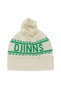 Berretto lavorato a maglia in beige con una fascia verde che presenta la parola "DJINNS" e motivi decorativi. Sormontato da un pompom morbido.
