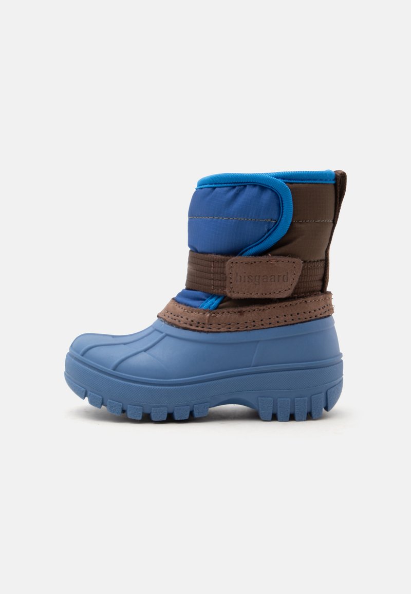 Botte d'hiver enfant bleue et marron avec une semelle épaisse, une cheville rembourrée et une bride Velcro réglable.