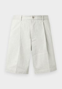 Shorts gris clair en tissu texturé, dotés d'une fermeture à bouton, de plis et d'une coupe droite, adaptés à une tenue décontractée.