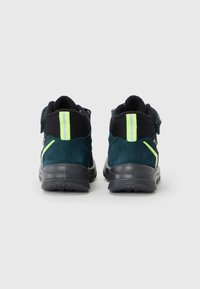 Hochschnittige Sneakers aus grünem Wildleder und schwarzem Mesh mit reflektierenden Neonakzenten. Verfügt über einen gepolsterten Kragen und eine strukturierte Gummisohle.