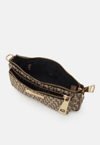 Borsa a tracolla con zip, decorata con un motivo geometrico in marrone e beige, dettagli dorati, e tre scomparti foderati in tessuto nero.