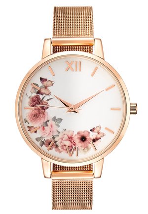 Montre bracelet en or rose avec bracelet en maille, cadran blanc ornée d’un motif floral et papillon rose, chiffres romains à 12 et 6 heures, et index dorés.