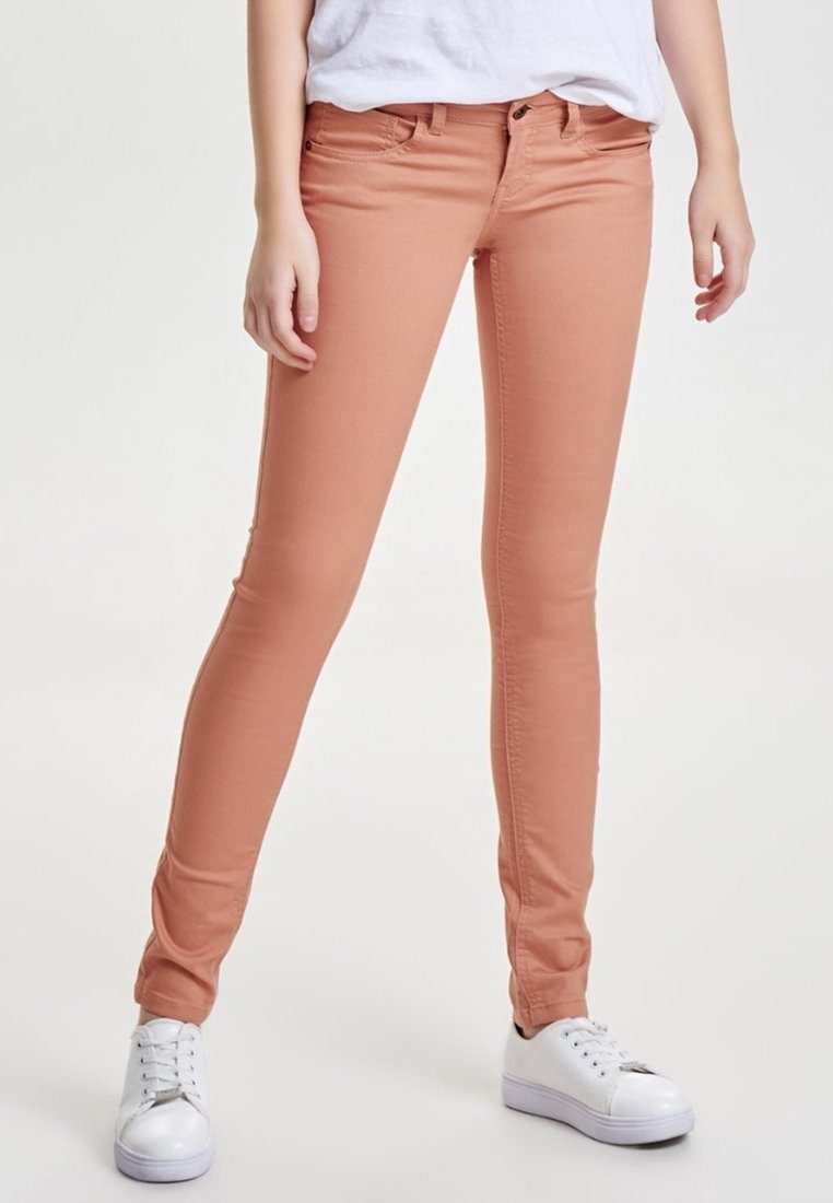 Jeans ajustados cortos de color rosa claro, fabricados en denim elástico, con un diseño clásico de cinco bolsillos y cierre de cremallera con botón.