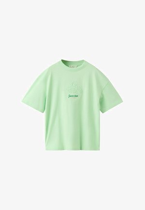 Lysegrøn t-shirt med korte ærmer og rund hals, med præget frugtmotiv og teksten "Juice Bar" i mørkere grøn foran i midten.