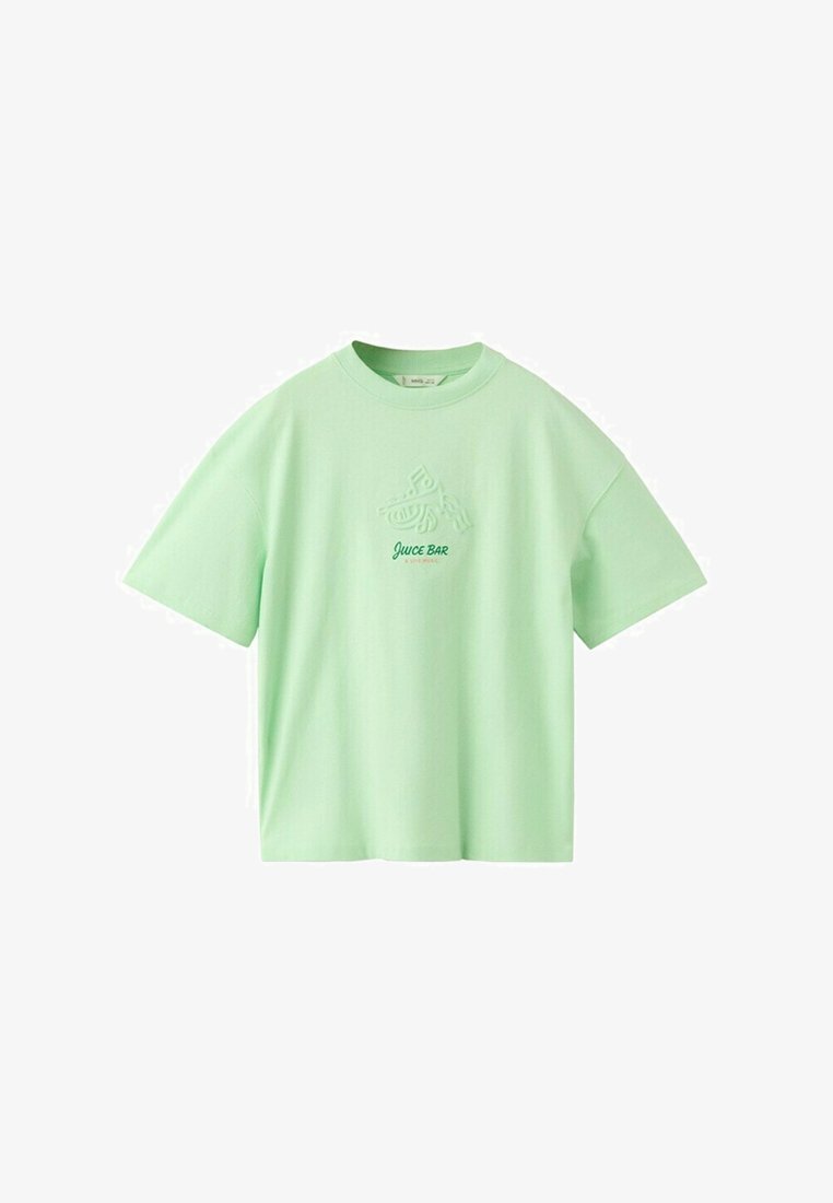 T-shirt vert clair à manches courtes avec col rond, présentant un motif de fruits en relief et le texte « Juice Bar » en vert foncé au centre devant.