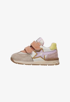 Baskets multicolores pour enfants en suède rose et beige, cuir blanc, accents jaunes et violets, avec deux bandes Velcro. Design à bout arrondi.