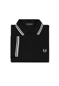 Sort polo shirt lavet af tekstureret stof, med en tre-knaps knaplukning, hvidstribede kontraster ved kraven og ærmerne samt broderet logo.