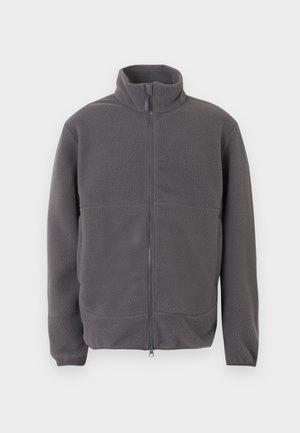 Hall halli täiszipuga fliisjakk kõrge krae, pikkade varrukate ja pehme tekstuuriga kangaga, esitletud heleda tausta ees.