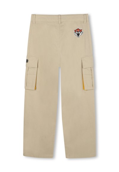 Pantalons cargo beiges avec deux poches latérales, dotés d'un logo de tigre brodé à l'avant. Fabriqués en tissu durable, design à jambe droite.