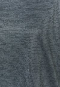 Mörkblått texturerat tyg med ett fint vävt mönster. Slät yta och mjukt utseende som passar för vardagskläder eller aktiv användning.