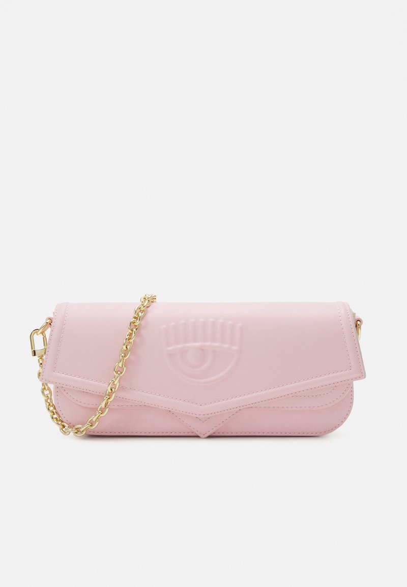 Borsa a mano in pelle rosa con tracolla in acciaio dorato, caratterizzata da un motivo a occhio impresso e una chiusura a pattina geometrica. Texture liscia, forma compatta.