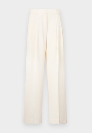 Pantaloni a gamba larga color crema, realizzati in tessuto morbido. Presentano un design su misura con pieghe frontali e un taglio dritto.