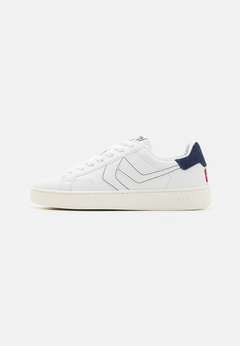 Sneaker bianca con accenti blu navy, materiali in pelle e tessuto testurizzati, punta rotonda, suola piatta e dettagli di cucitura a contrasto sui lati.