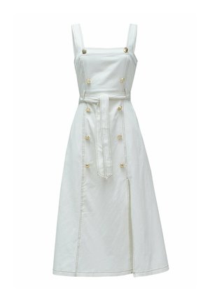 Vestido midi blanco sin mangas con botones delanteros, escote cuadrado, cinturón anudado en la cintura y pequeña abertura lateral sobre un fondo liso.