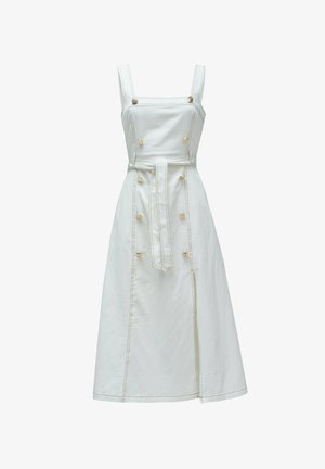 Vestido midi blanco sin mangas con botones delanteros, escote cuadrado, cinturón anudado en la cintura y pequeña abertura lateral sobre un fondo liso.
