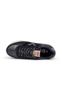 Schwarzer Sneaker mit einer Kombination aus Leder und Wildleder, strukturierten Schnürsenkeln, Logo-Tag und einer Sohle aus Gummi.