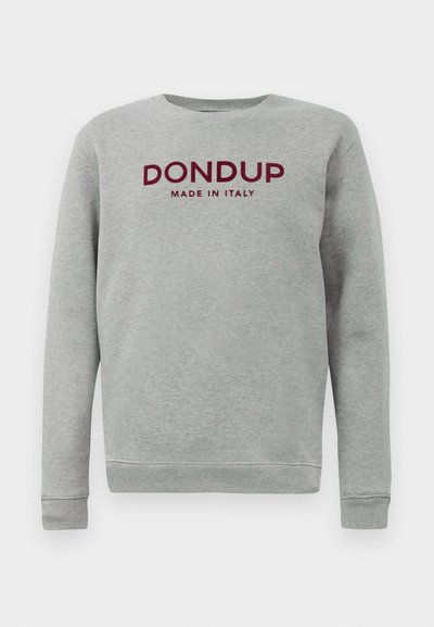 Gaišpelēkā kreklu ar garām piedurknēm un bordo "DONDUP MADE IN ITALY" tekstu centrā priekšpusē.