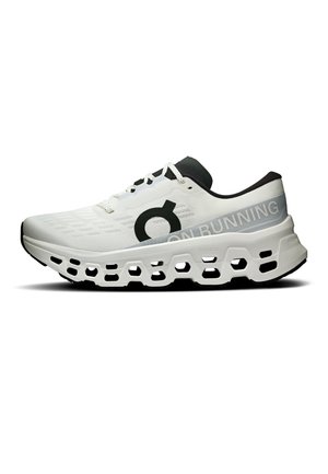 Weißer sportlicher Laufschuh mit schwarzem Innenfutter, perforierter Sohle, Schnürsenkeln und "ON RUNNING" Markenaufdruck an der Seite.