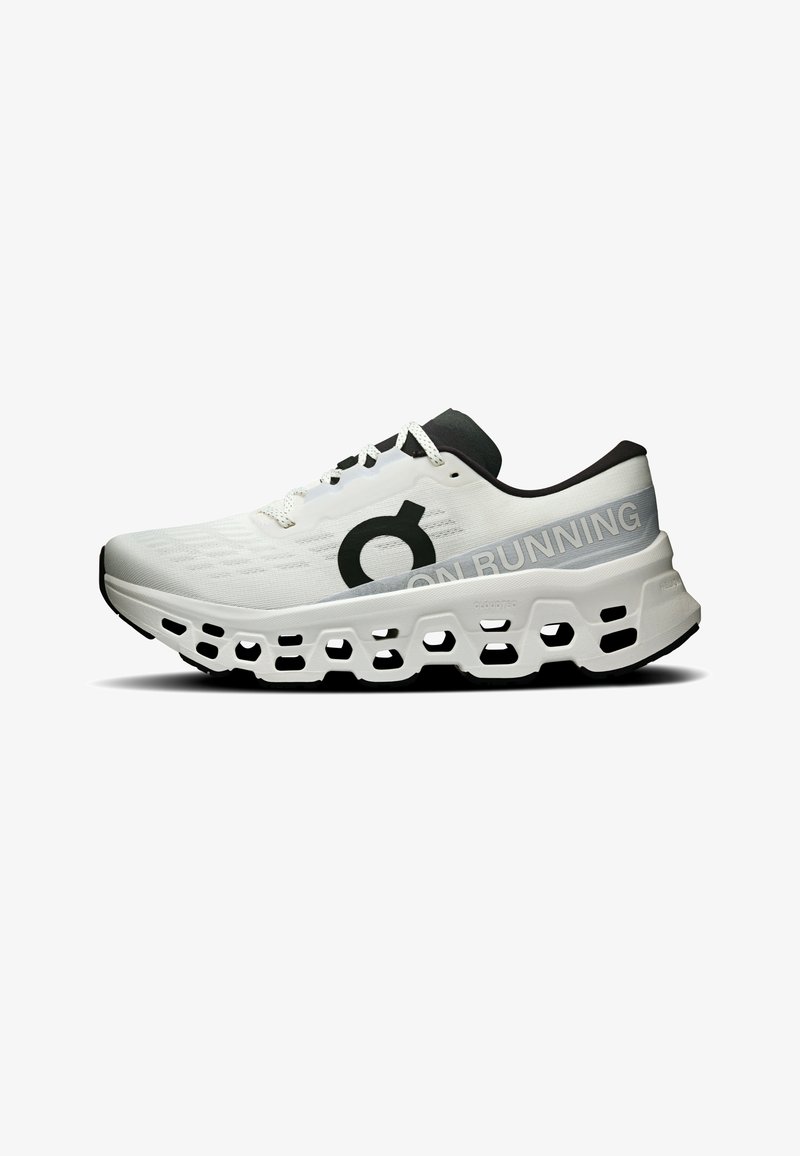 Chaussure de course athlétique blanche avec intérieur noir, semelle perforée, lacets et marquage "ON RUNNING" sur le côté.