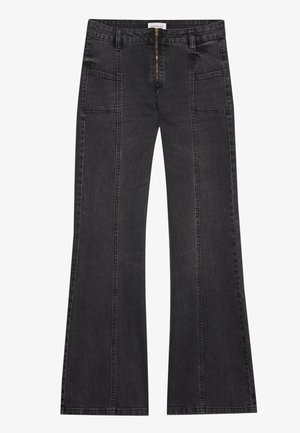 Sorte denim flare-jeans med lynlås, to frontlommer og lige ben med fremtrædende sømme langs forsiden.