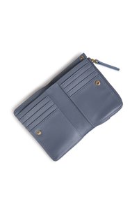 Blå läderplånbok med flera kortfack, dragkedjestängning och guldfärgad hårdvara. Slät yta, rektangulär form och tunn profil.