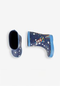 Stivali di gomma blu navy con stampe a stelle e design di razzo. Presentano una suola e un rivestimento interno blu, altezza alla caviglia con una presa texturizzata.