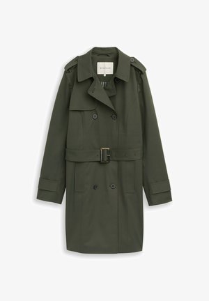 Olivgrüner, doppelt geknöpfter Trenchcoat mit geknöpften Schulterklappen, Gürtel mit Metallschnalle und Manschettenriemen.