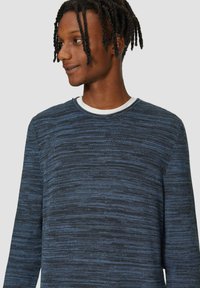 Blauer und schwarzer strukturierter Pullover mit Rundhalsausschnitt und langen Ärmeln. Der Stoff zeigt ein horizontales, gestreiftes Muster.