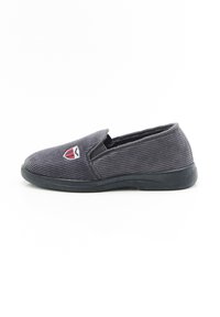 Scarpa slip-on in corduroy grigio con suola in gomma nera e pannelli laterali elastici. Presenta un piccolo logo sul davanti. Superficie in tessuto strutturato.