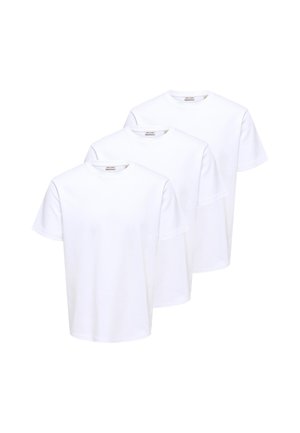 Tre ensfarvede hvide T-shirts med korte ærmer og rund hals, lagt overlappende på en hvid baggrund.